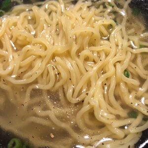 シンプル塩ラーメンのスープ